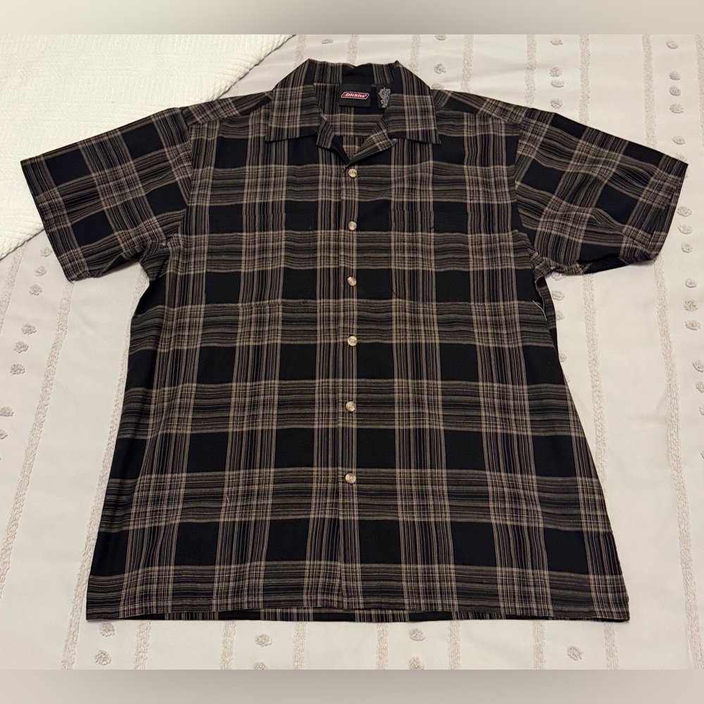 Dickies men’s  Classic Black and Brown Plaid button down shirt.